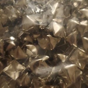 Studs 100ct 1/2 inch silver color pyramid
